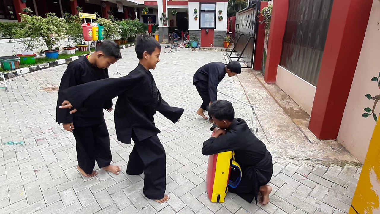 Latihan kecepatan tendangn pencak silat psht  YouTube