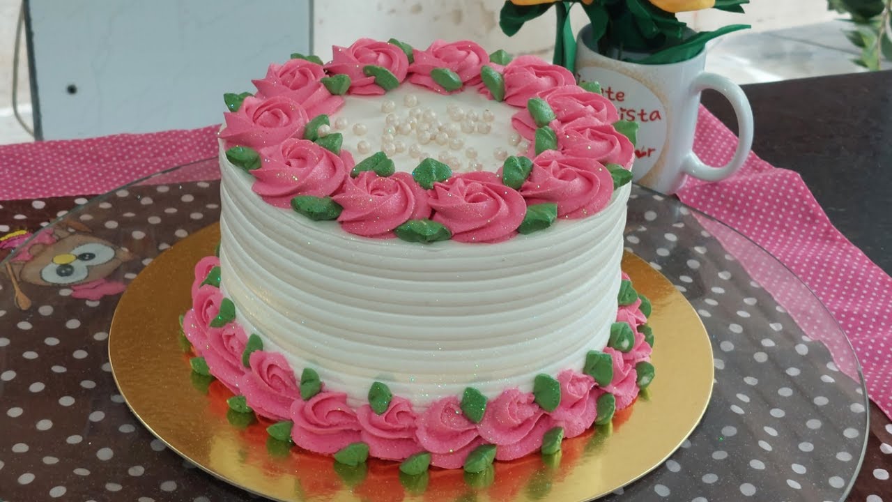 Bom dia decorando esse bolo feminino com rosetas. 🌸 #bolofeminino