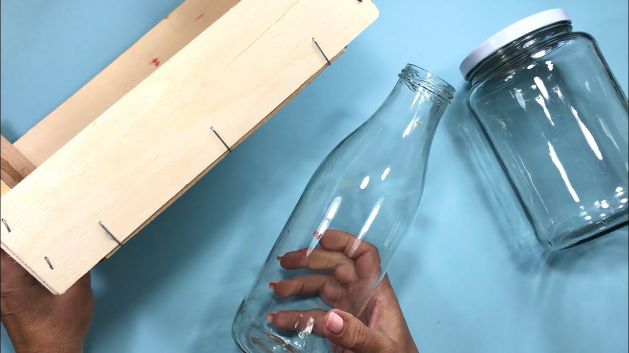 Una botella, un frasco de Cristal y una caja de madera / resultado belleza total