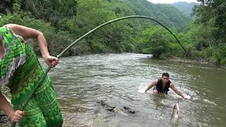Survival skills: Primitive fishing catch big fish at river - Cooking fish for survival