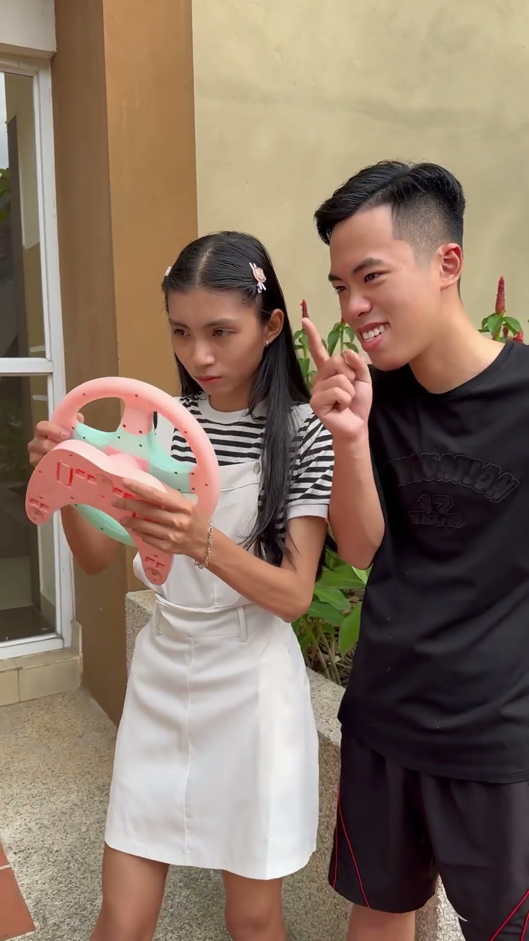 LNS - Cô gái hống hách với chiếc xe oto lớn || Bossy girl with a big car #shorts