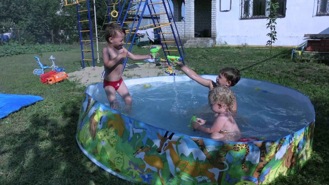 На летних каникулах на даче. Дети в бассейне на даче. Девочка в бассейне на даче. Дети в бассейне на даче купаются. Дети на даче жара бассейн.