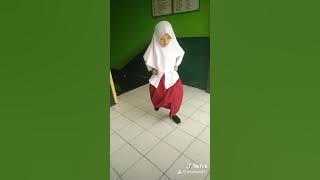 Ayo siapa yg sering terlambat pergi ke sekolah trs dpt hukuman dari guru 😁😂