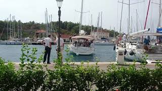 sailboat docking fail Milna 2017