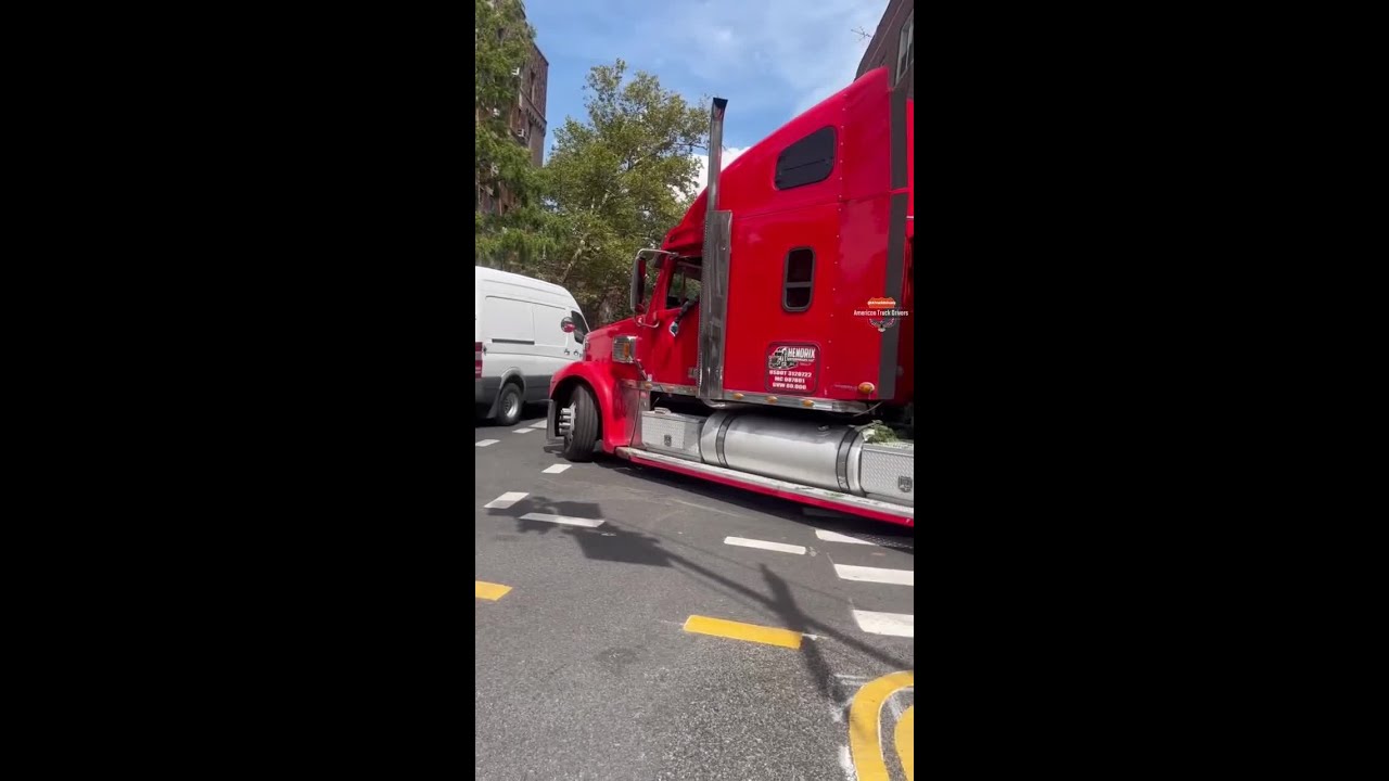 Грузовик застрял в Астории, штат Нью-Йорк, и вынужден был повернуть в неправильном направлении по...