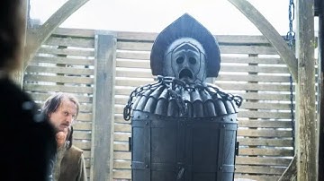 女性が鉄の棺に閉じ込められ、海底に沈められる。生きたまま500年間溺れ続けても死なず、現代にたどり着く。SF映画『オールド・ガード』