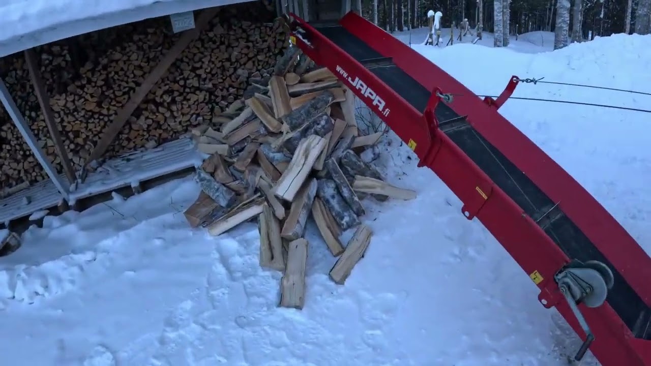 Klapintekoa Japa 370 klapikoneella, osa 1, pieniä alkuvaikeuksia pukkaa. Making firewood, part 1.