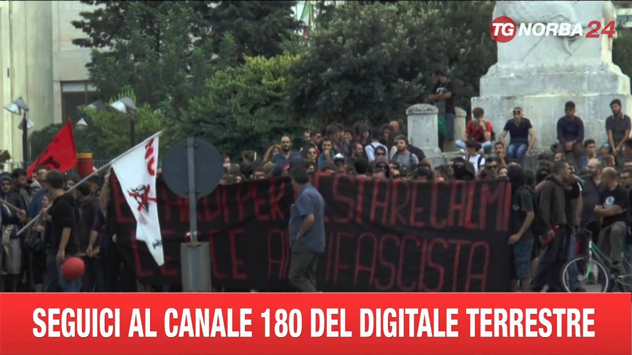 LECCE   CORTEO ANTIFASCISTA  LANCIATE BOMBE CARTA