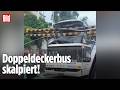 Heftiger Crash eines Doppeldeckers: Dach wird fast komplett abrasiert