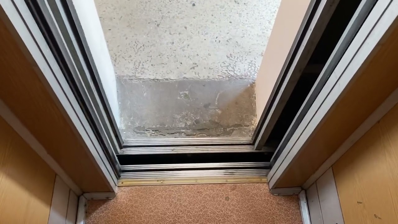 Лифт МЛЗ 1986 года, V=0.71 м/с, гп=320 кг. (г. Витебск, ул. Шрадера 7)