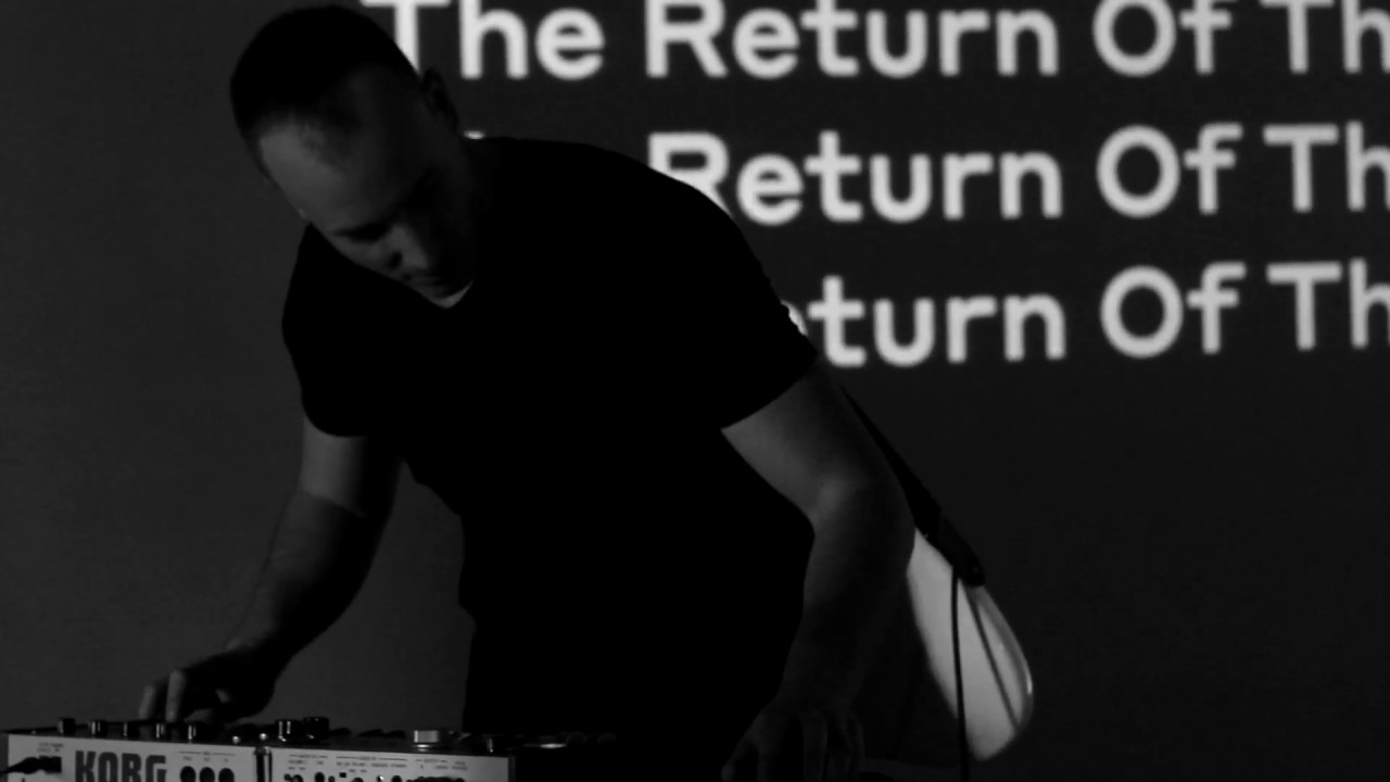 Dot White – The Return Of The Enemy | Live at Amagertorv, Copenhagen