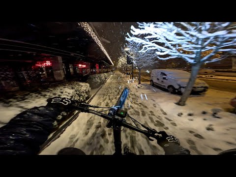 Gece Yoğun Kar Altında Bisiklet Sürmek / Snowy Urban Downhill