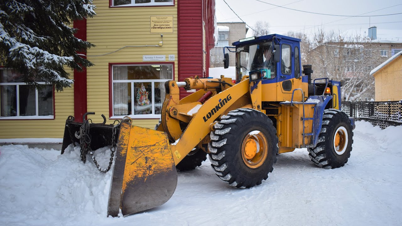 Фронтальный погрузчик LONKING CDM 855. Работа по уборке снега.
