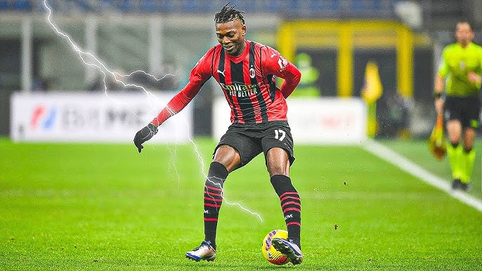 SIC Notícias - Nos campos de futebol é Rafael Leão, jogador do AC Milan e  da seleção portuguesa, no mundo das 'rimas e batidas' é Way 45, que edita  na sexta-feira o