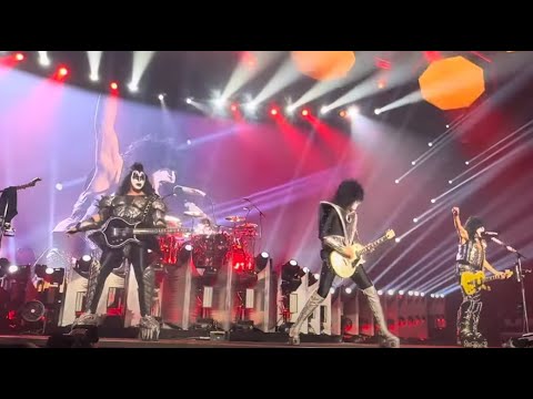 KISS's performed at the Dickies Arena in Fort Worth, Texas - video posted/setlist