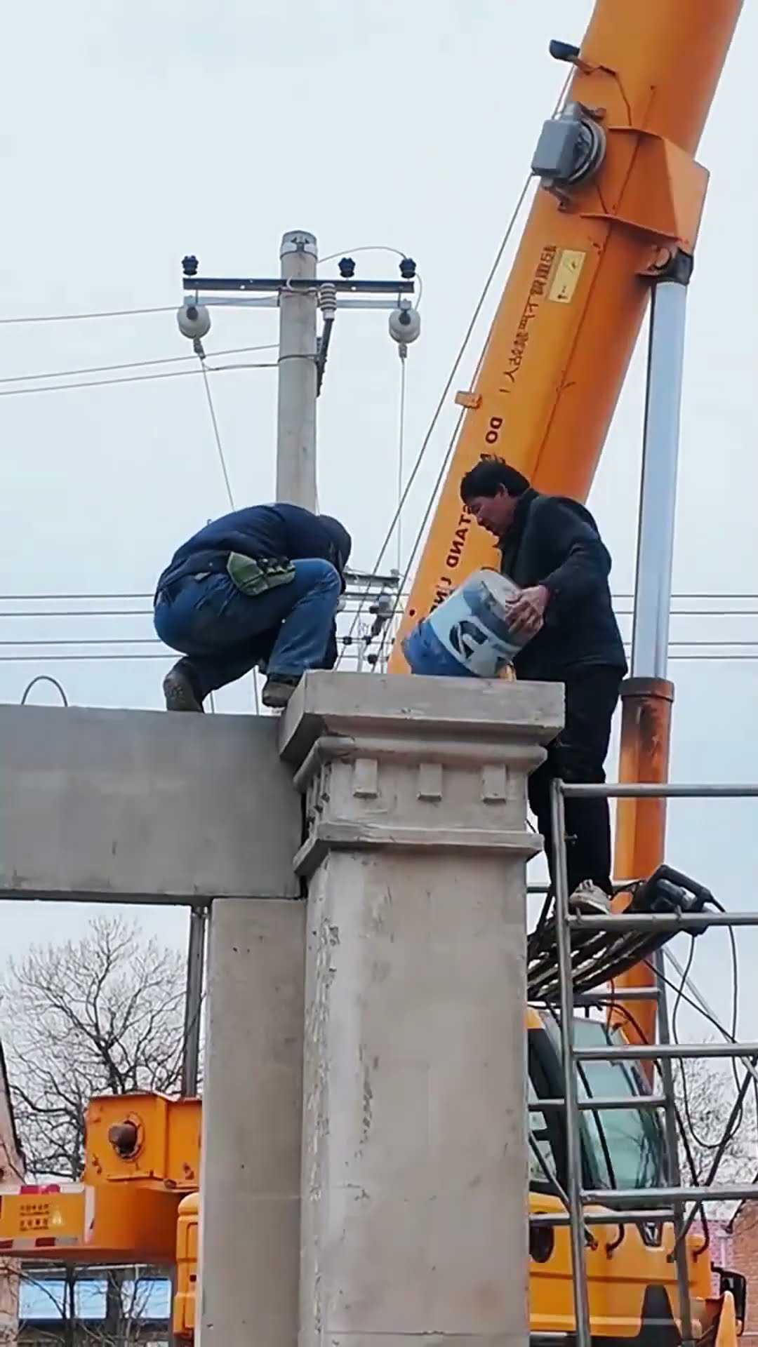 Stone gate hoisting process- Good tools and machinery make work easy