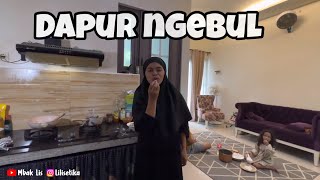 Masak Buat Makan Siang Menu Ayam Goreng di Cuaca Yang Panas Pol