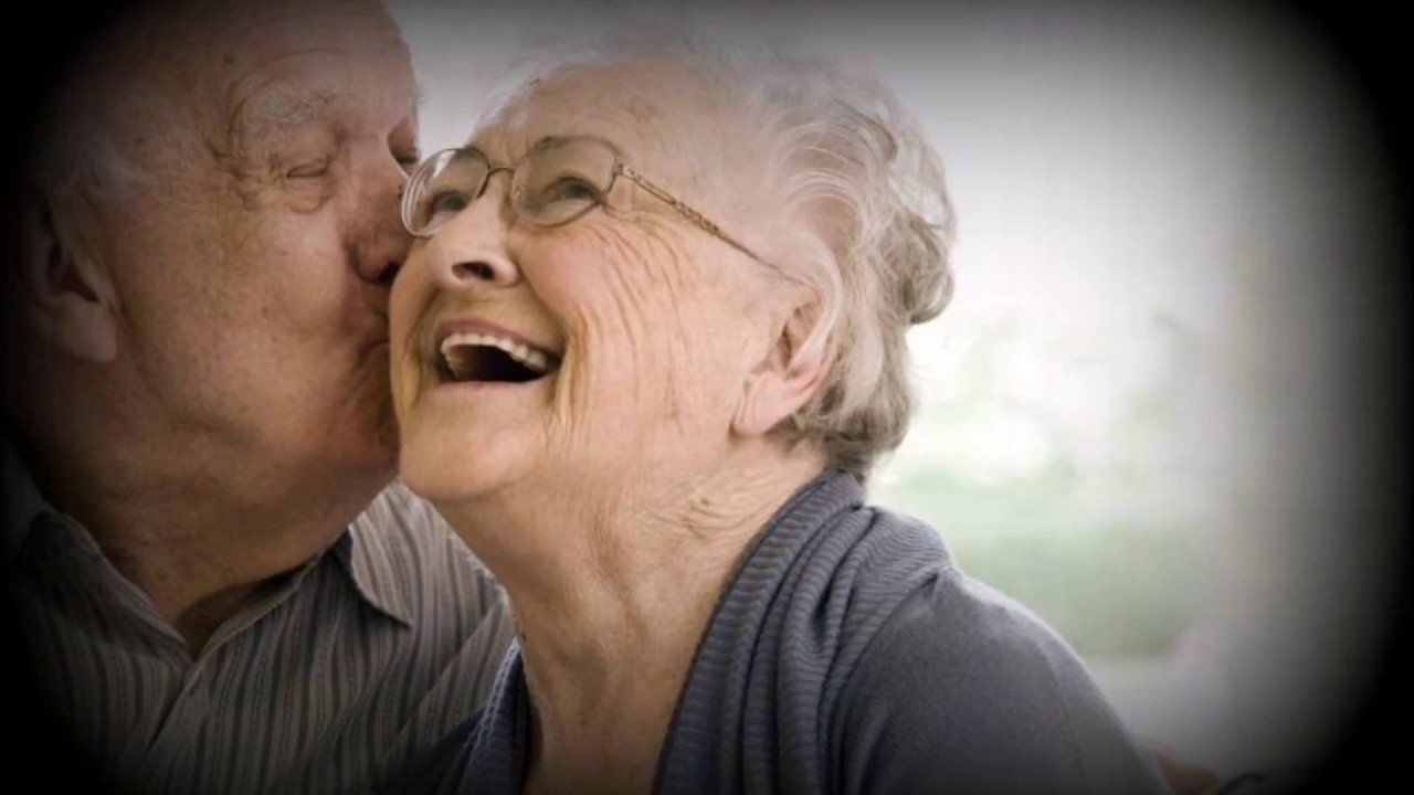 Почтенному возрасту. Любовь в пожилом возрасте. Речь пожилого человека. Обои для бабушек. Красивые обои для бабушек.