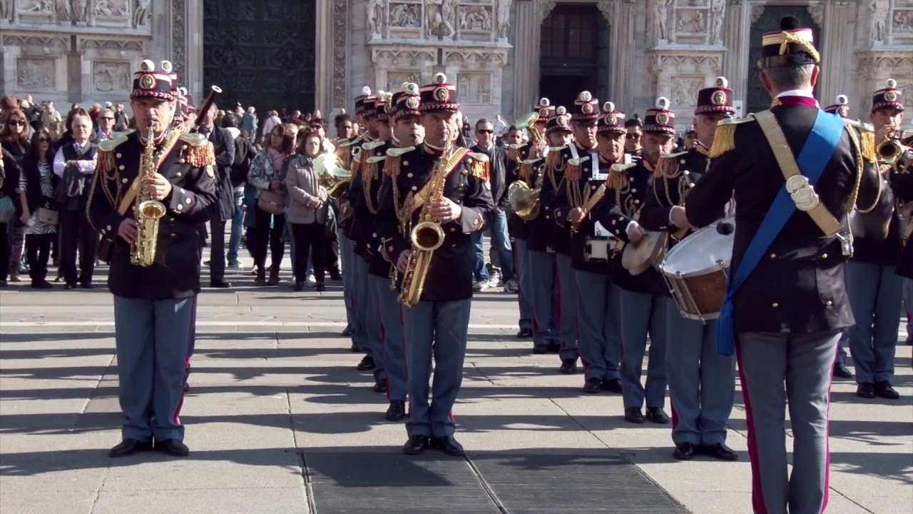 La banda musicale della polizia di stato in piazza del duomo a ... Polizia del stato