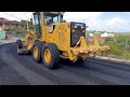 Motoniveladora caterpillar 120k/patrol/espalhando asfalto em rua rolo chapa é rolo de pneu