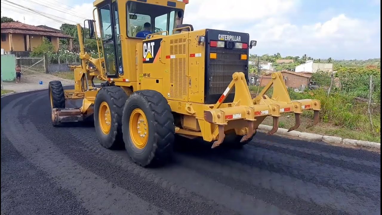 Motoniveladora caterpillar 120k/patrol/espalhando asfalto em rua rolo chapa e rolo de pneu