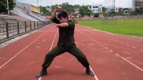 10 đòn côn nhị khúc chiến đấu từ tư thế côn kẹp nách Mr. Huy Côn