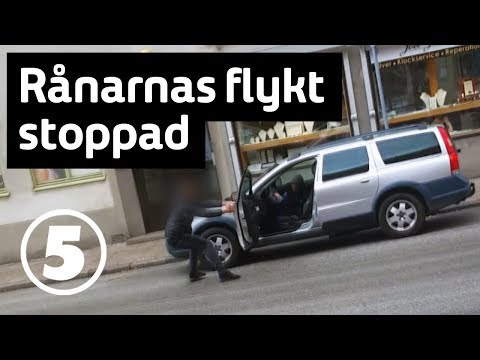 Video: Cop's Body Cam fångar hur de räddade en hund som hängde från en bil i en butiks parkeringsplats