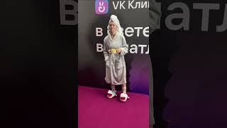 Даша Дошик на красной дорожке премии VK клипов! Как вам образ? #shorts #дашадошик #халат #redcarpet