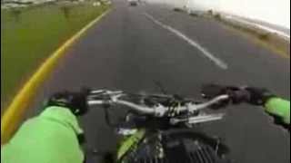 Motociclista escapa de motorista de Carabinero!!!! 2013