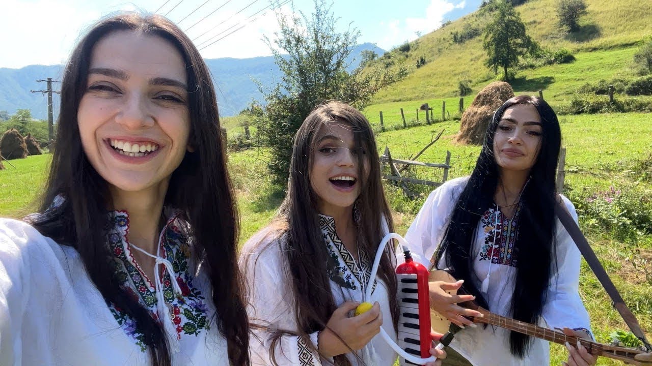 Trio Mandili in Romania   Leli Sfti