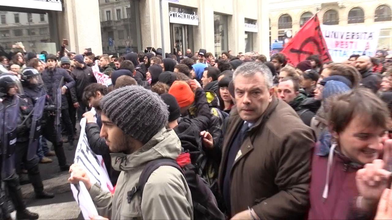 Milano, scontri tra polizia e studenti: l'ex candidato Rosati fa da mediatore