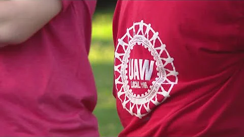UAW strike looms, workers continue to rally in Kokomo