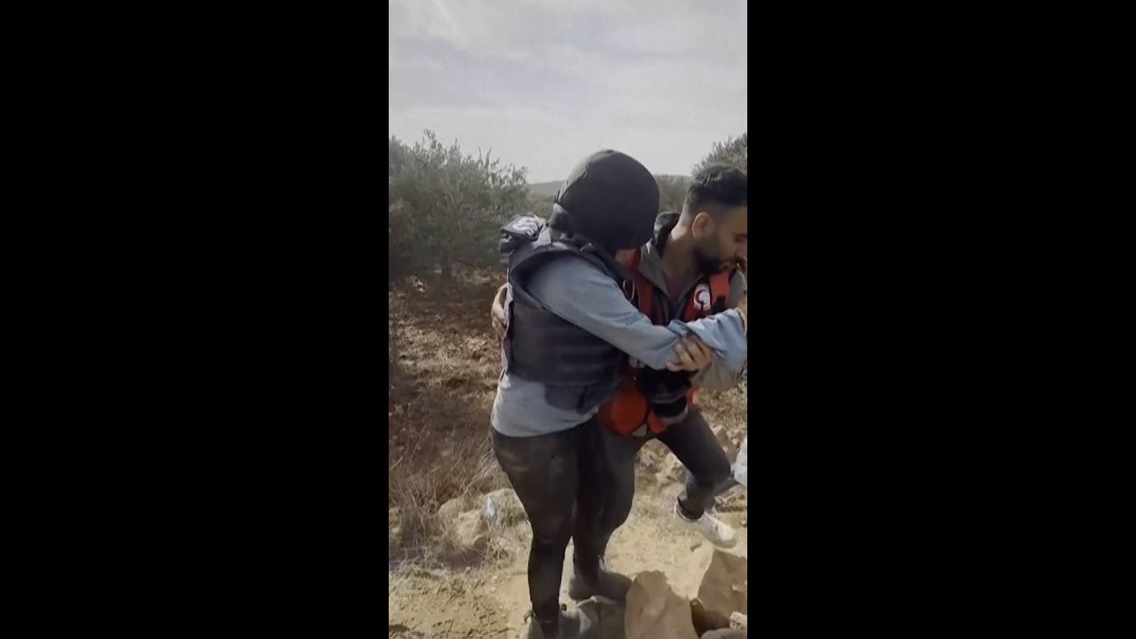 Israeli settlers injure journalist in West Bank attack Israeli settlers injure journalist in West Bank attack