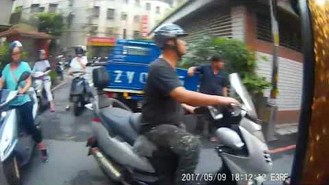 20170509汽車視線死角，壓到狗狗哀嚎 - 天天要聞
