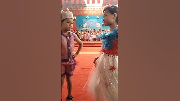 trình diễn thời trang tái chế lớp 2B