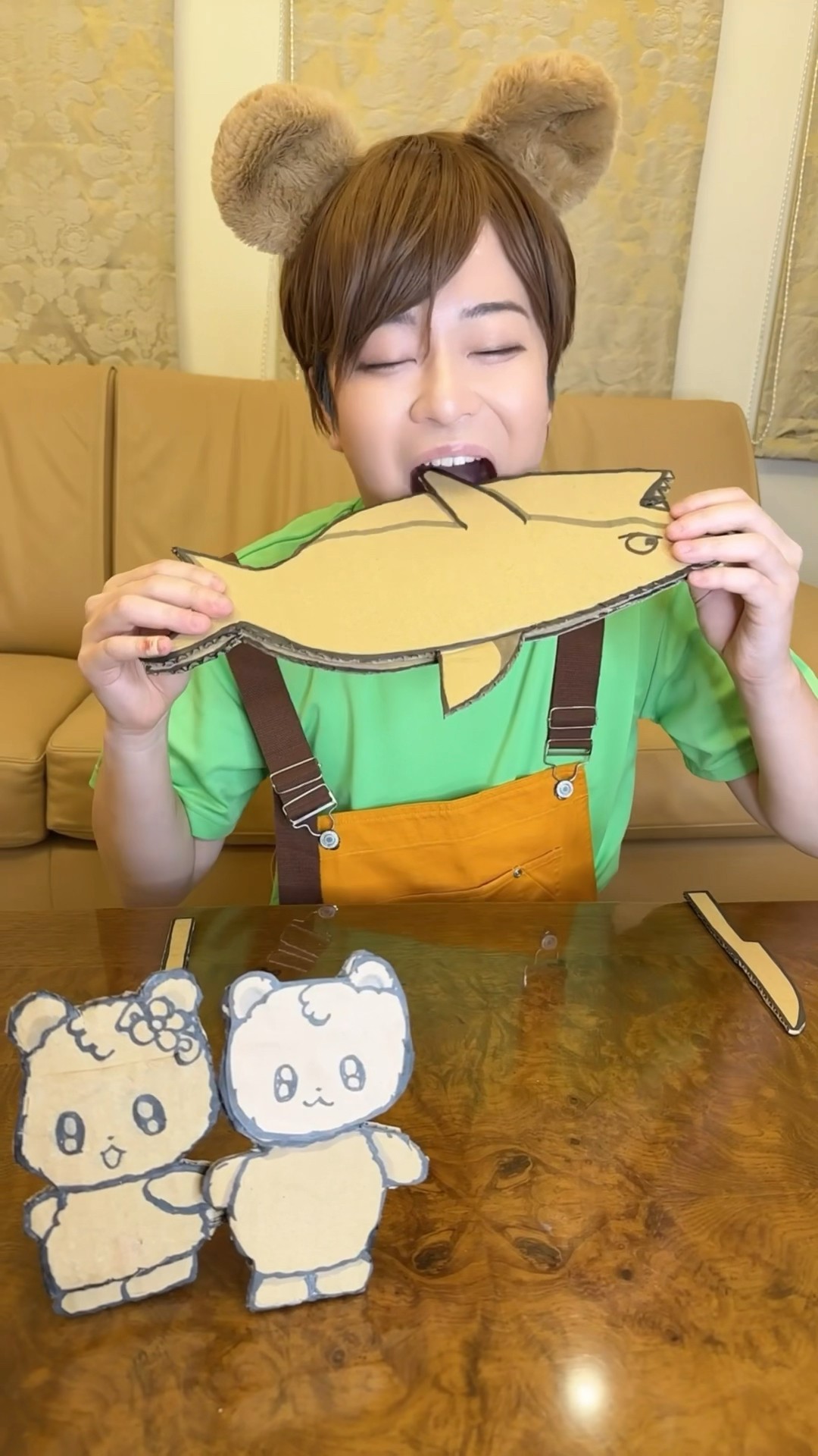 BE EATEN BY A CARDBOARD SHARK！#asmr