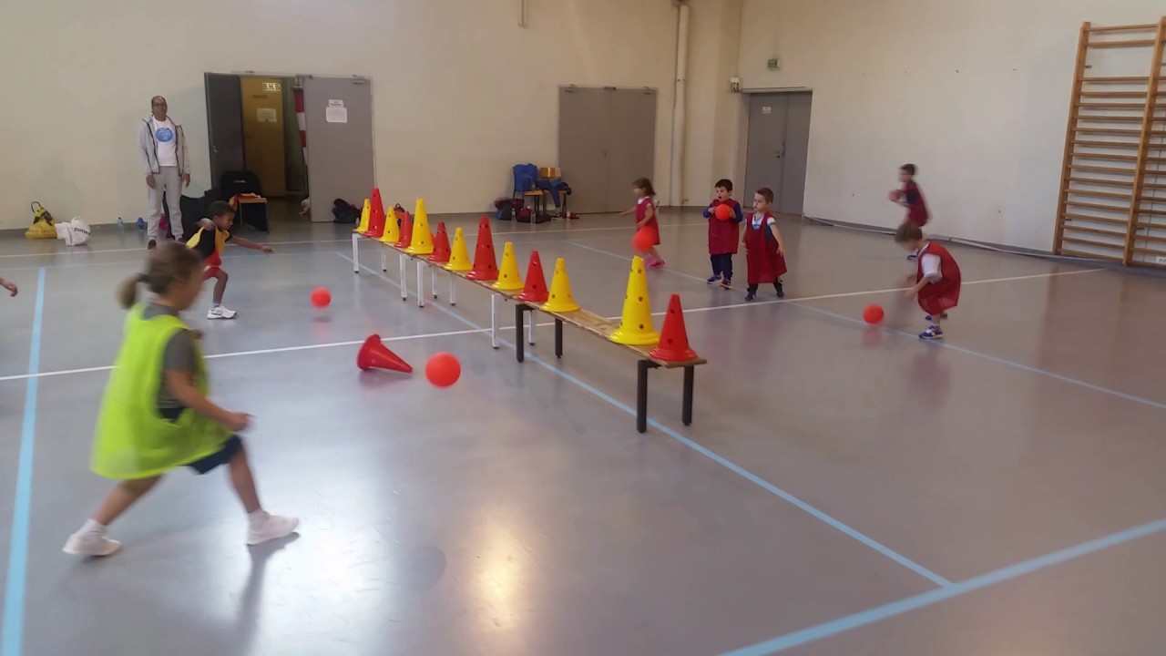 Baby hand bron handball chamboule tout