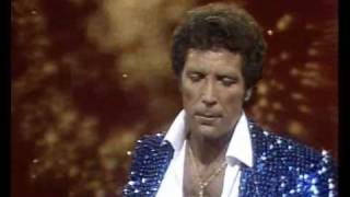 Vignette de la vidéo "THE GREEN GREEN GRASS OF HOME...TOM JONES LIVE"