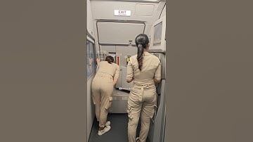 Persiapan Buka Pintu Pesawat Airbus A320-200 Pramugari Cantik Super Air Jet