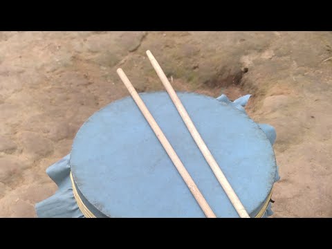 Video đánh trống múa lân tự chế bằng da áo mưa và lon - youtube