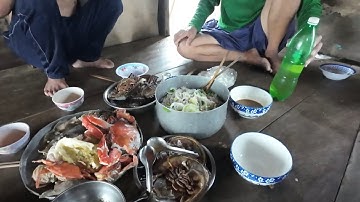 Anh Em Ngư Dân Chiều Rảnh Rõi Nhăm Nhi Vơi Mâm Hải Sản Trênh Ghe Biển l Biển Đục