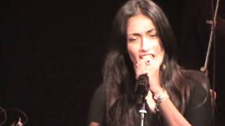 Video thumbnail of "HINDI ZAHRA - Stand Up (Live in Madrid)"