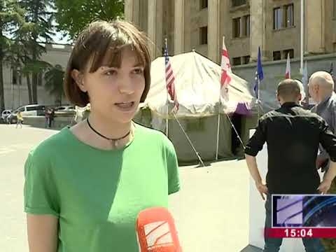 გიორგი გახარიას ბიუსტი, რომელიც თითის დაჭერაზე \"ბოდიშს\" იძახის