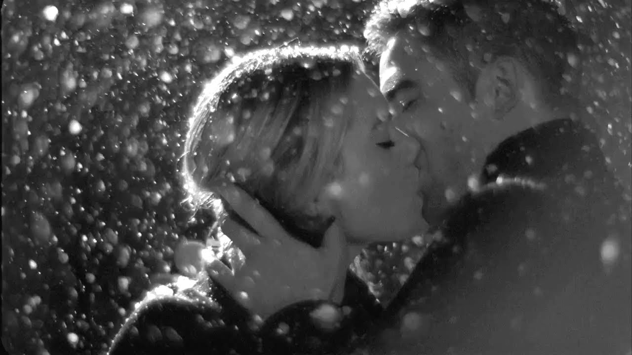 Песня мне трудно целует тебя. Поцелуй на снегу. Поцелуй под Снегопадом.