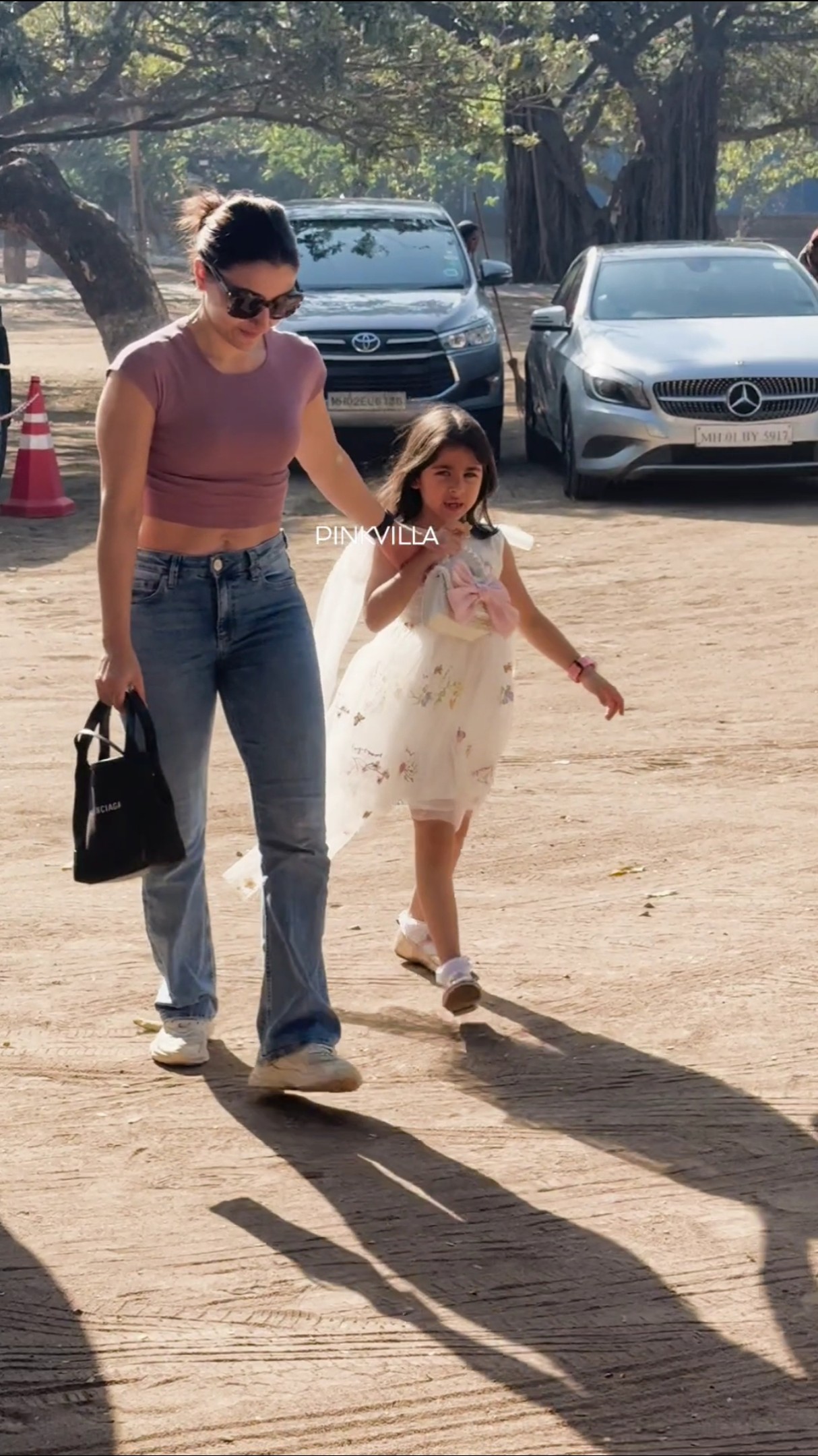 Inaaya Naumi Kemmu CUTELY Eats Her Chocolate As She Arrives With Soha Ali Khan | #shorts #bollywood