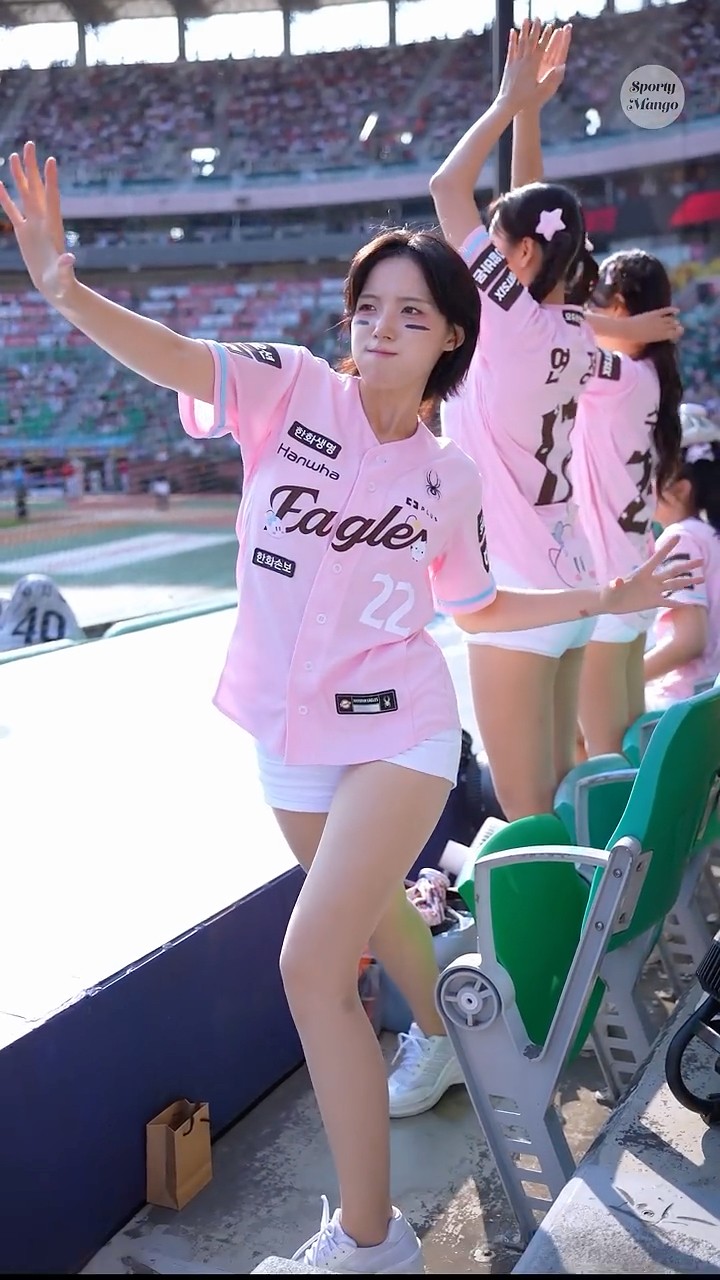 표정과 리액션이 확실한 하지원 치어리더 아웃송