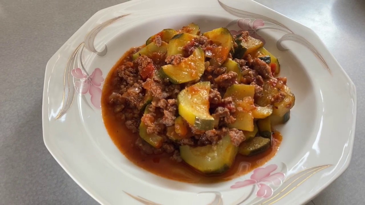Poêlée de courgettes à la viande hachée - YouTube