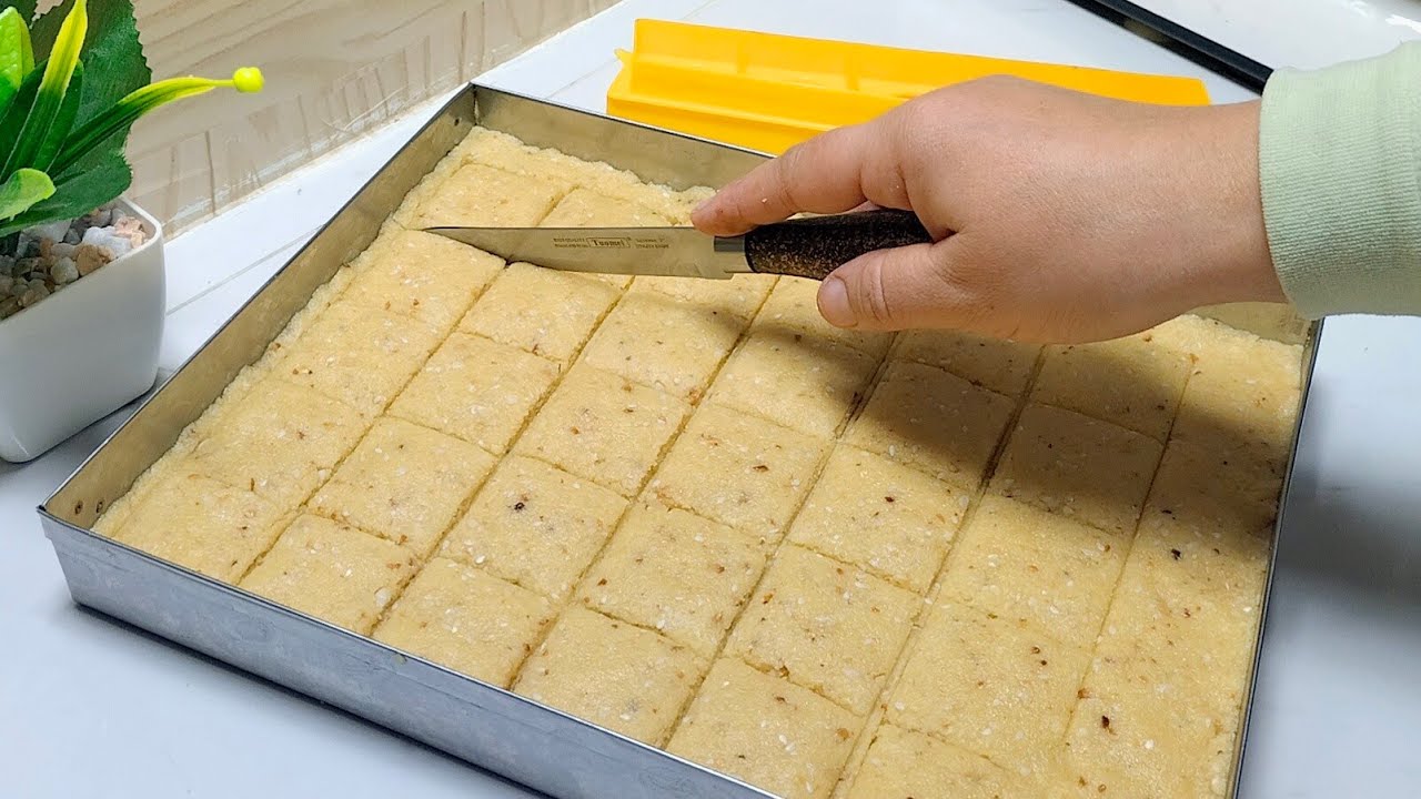 اذا عندك شوية سميد وبدون بيض نوضي خلطيها وحطيها في سنيوة طيب