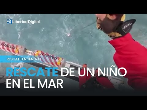 Imágenes del rescate de un niño al caerse al mar en Tenerife