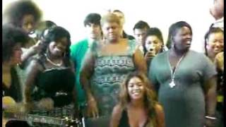 Beyonce_singing_Halo_at_National_University_Hospital_Singapore